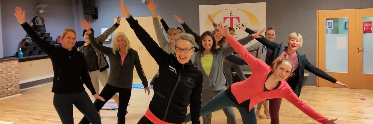mehrere-menschen-aktive-pilates-pose