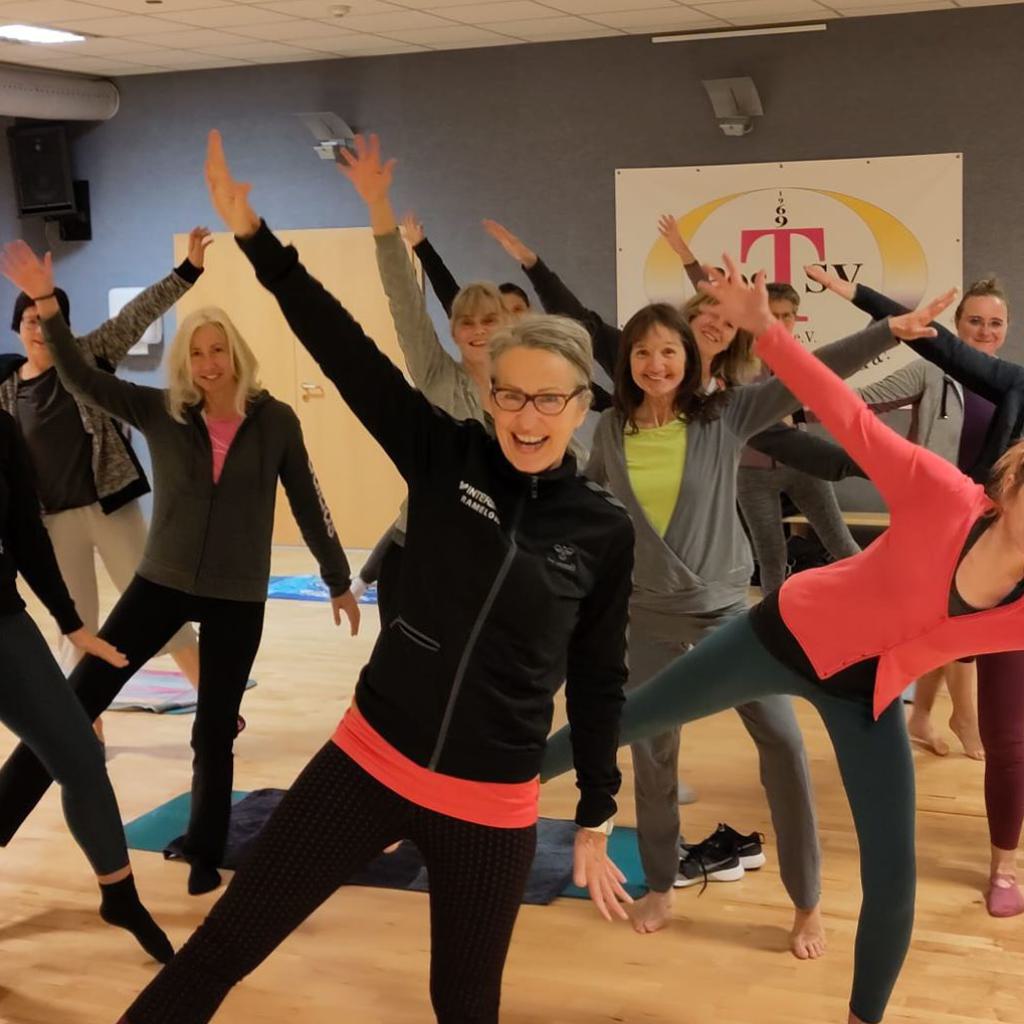 mehrere-menschen-aktive-pilates-pose